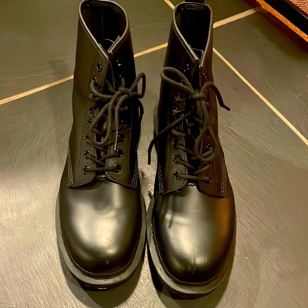 Dr. Martens 1460 Mono style - Women’s